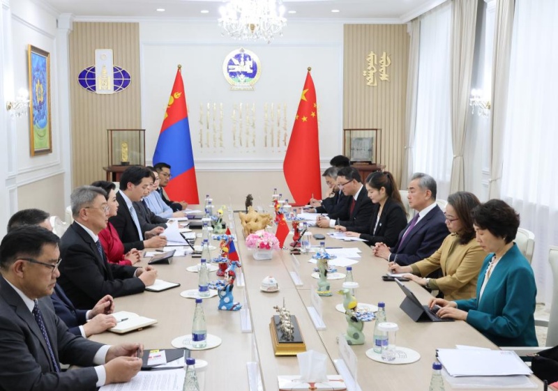 Le ministre chinois des Affaires étrangères s'entretient avec son homologue mongole