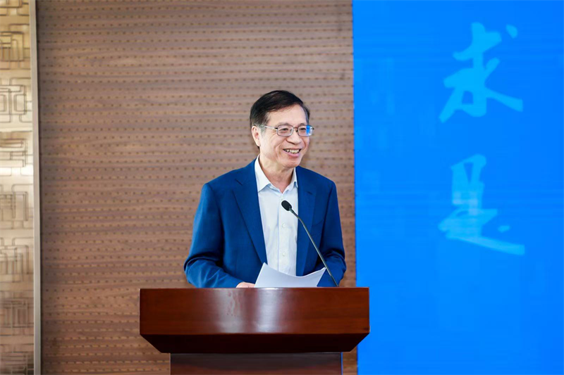 Guo Huawei, ancien secrétaire du Groupe de direction du Parti communiste chinois de la Fédération des sciences sociales et technologies du Zhejiang et président de la Société nationale régionale du Zhejiang, a pris la parole lors de la cérémonie d'inauguration de l'Institut français de l'Université du Zhejiang. (Photo fournie par l'organisateur)