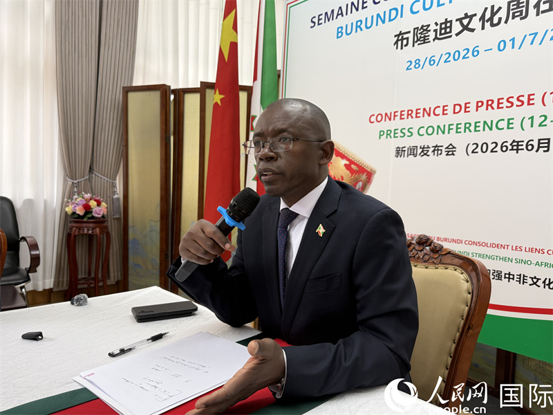 L'ambassadeur Télesphore Irambona répond aux questions des journalistes lors de la conférence de presse. (Song Ge / Le Quotidien du Peuple en ligne)