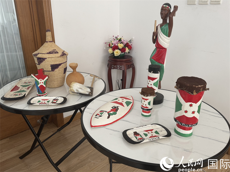 De l’artisanat burundais exposé lors de la conférence de presse. (Wu Qianqian / Le Quotidien du Peuple en ligne)