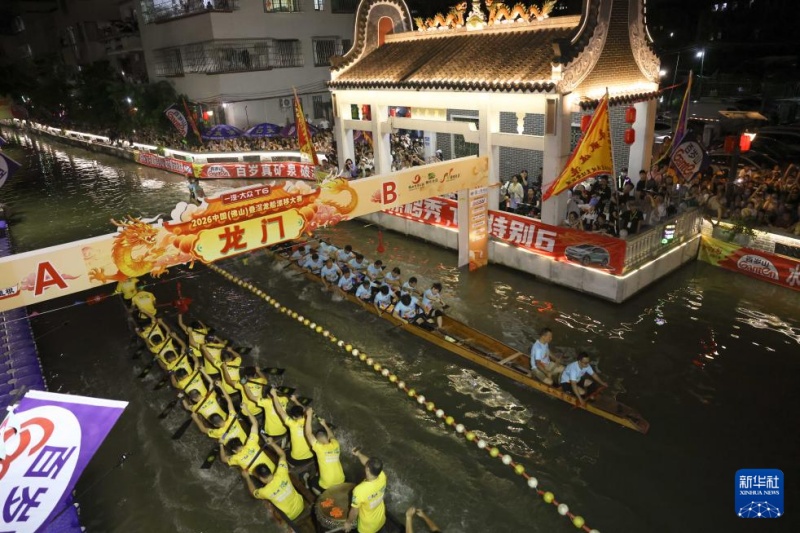 Guangdong : à Diejiao, les bateaux-dragons dérivent dans des virages serrés de voies navigables étroites