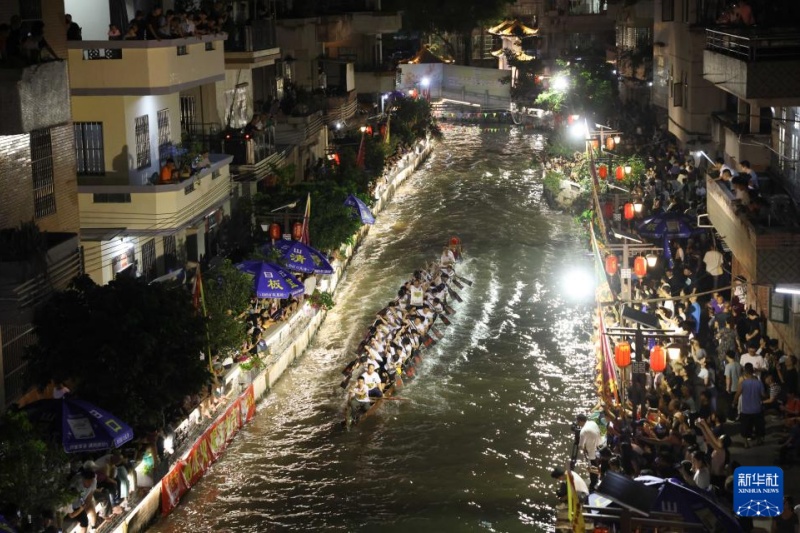 Guangdong : à Diejiao, les bateaux-dragons dérivent dans des virages serrés de voies navigables étroites