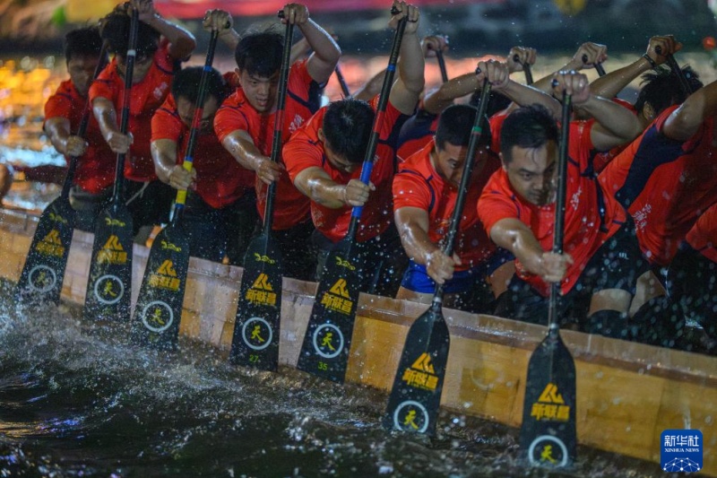 Guangdong : à Diejiao, les bateaux-dragons dérivent dans des virages serrés de voies navigables étroites