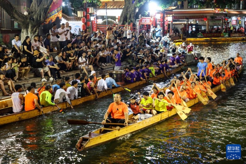 Guangdong : à Diejiao, les bateaux-dragons dérivent dans des virages serrés de voies navigables étroites