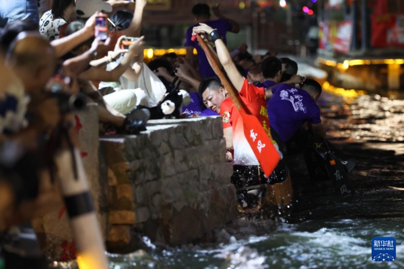 Guangdong : à Diejiao, les bateaux-dragons dérivent dans des virages serrés de voies navigables étroites