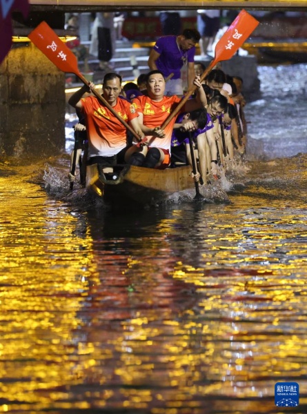 Guangdong : à Diejiao, les bateaux-dragons dérivent dans des virages serrés de voies navigables étroites