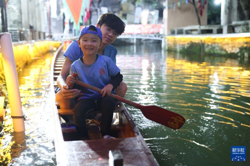Guangdong : à Diejiao, les bateaux-dragons dérivent dans des virages serrés de voies navigables étroites