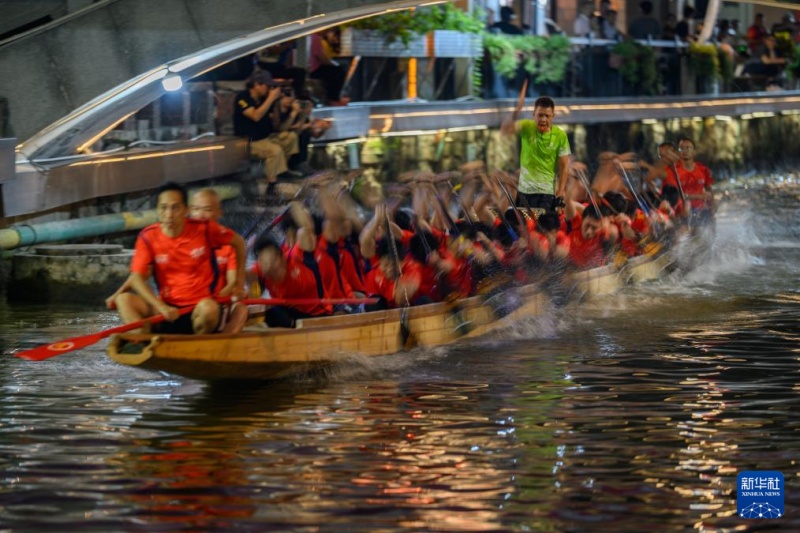 Guangdong : à Diejiao, les bateaux-dragons dérivent dans des virages serrés de voies navigables étroites