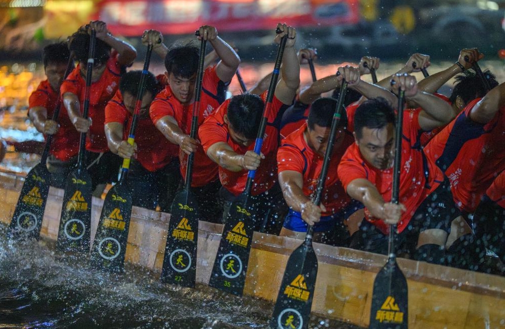 Guangdong : à Diejiao, les bateaux-dragons dérivent dans des virages serrés de voies navigables étroites