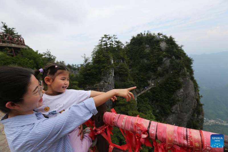 Shaanxi : le paysage du site touristique éco-culturel du mont Tianzhu dans la chaîne des Qinling à Shangluo