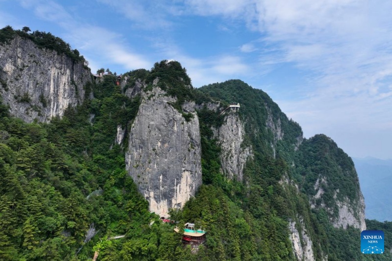 Shaanxi : le paysage du site touristique éco-culturel du mont Tianzhu dans la chaîne des Qinling à Shangluo