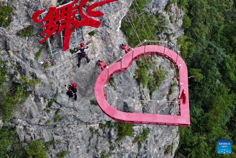 Shaanxi : le paysage du site touristique éco-culturel du mont Tianzhu dans la chaîne des Qinling à Shangluo