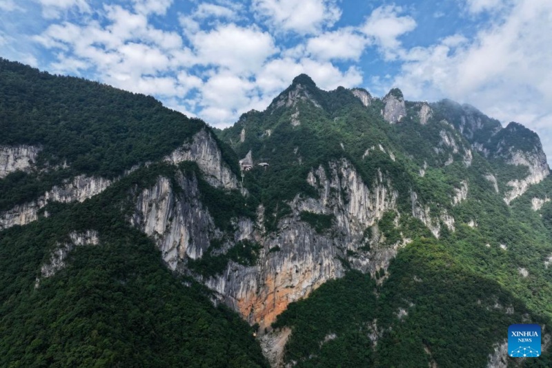 Shaanxi : le paysage du site touristique éco-culturel du mont Tianzhu dans la chaîne des Qinling à Shangluo