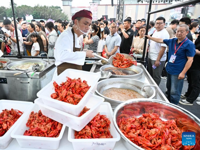 Jiangsu : ouverture du Festival de l'écrevisse du comté de Xuyi à Huai'an