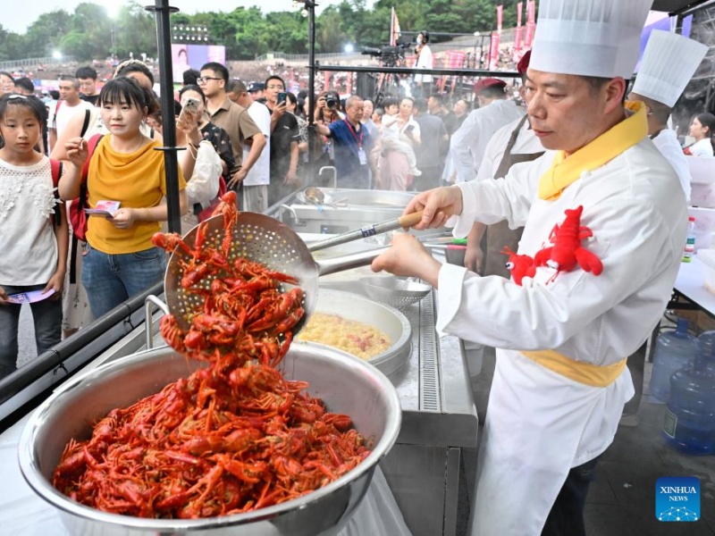 Jiangsu : ouverture du Festival de l'écrevisse du comté de Xuyi à Huai'an