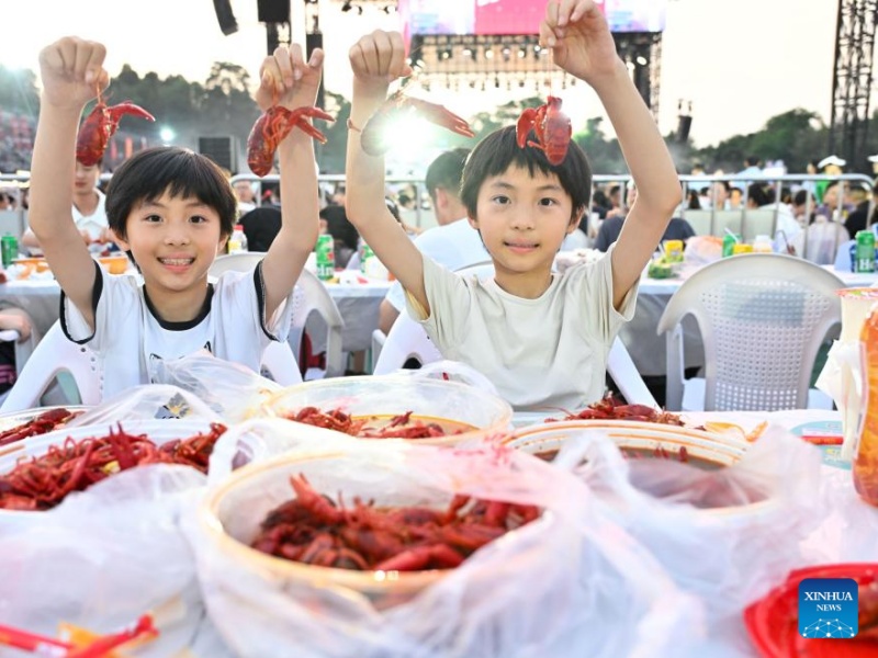 Jiangsu : ouverture du Festival de l'écrevisse du comté de Xuyi à Huai'an