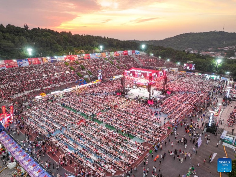 Jiangsu : ouverture du Festival de l'écrevisse du comté de Xuyi à Huai'an