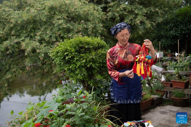 Anhui : les villageois de Xucun préservent leur patrimoine avec des sachets cousus à la main pour le Festival des bateaux-dragons