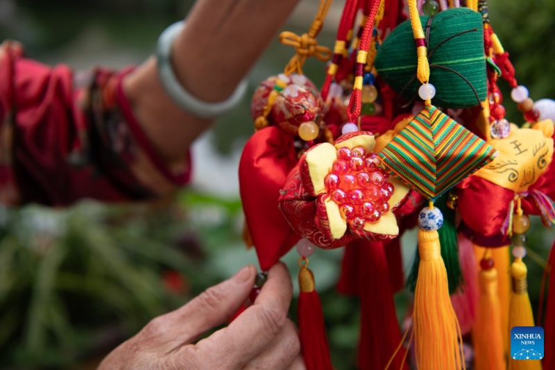 Anhui : les villageois de Xucun préservent leur patrimoine avec des sachets cousus à la main pour le Festival des bateaux-dragons