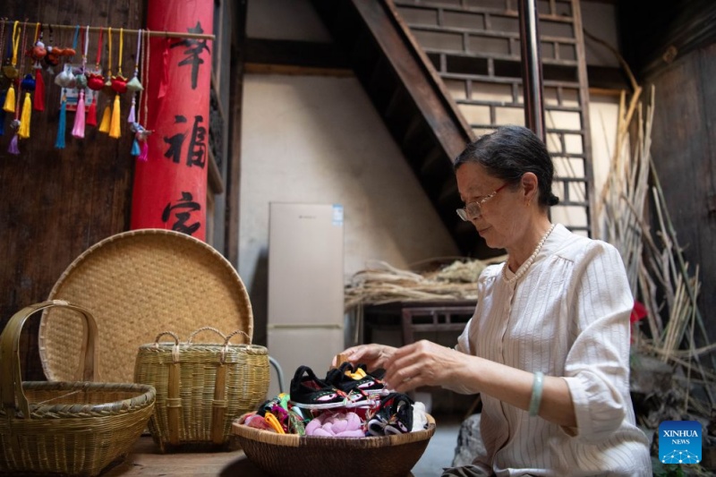 Anhui : les villageois de Xucun préservent leur patrimoine avec des sachets cousus à la main pour le Festival des bateaux-dragons