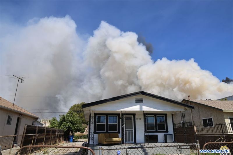 Une épaisse fumée s'échappe d'un bâtiment où un incendie s'est déclaré à Boyle Heights, à Los Angeles, en Californie, aux Etats-Unis, le 20 juin 2026. (Xinhua/Zeng Hui)