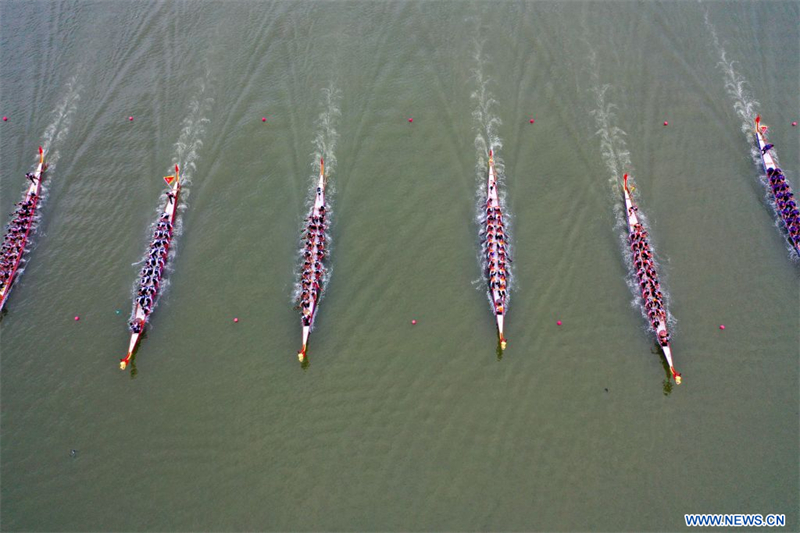 Chine : finales de la Super Ligue de bateaux-dragons sur la rivière Miluo au Hunan