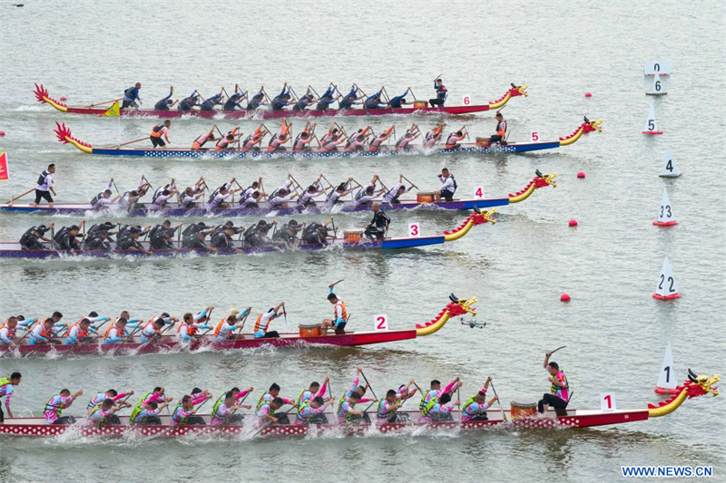 Chine : finales de la Super Ligue de bateaux-dragons sur la rivière Miluo au Hunan