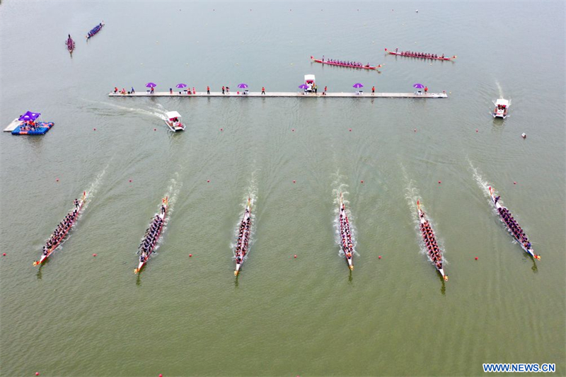 Chine : finales de la Super Ligue de bateaux-dragons sur la rivière Miluo au Hunan