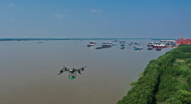 Anhui : à Wuhu, les livraisons par drones sur le Yangtsé apportent du confort à la vie sur l'eau