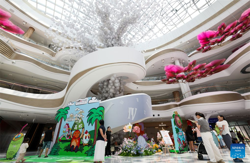 Hainan : des touristes font leurs achats à Haikou pendant les vacances de la Fête des bateaux-dragons