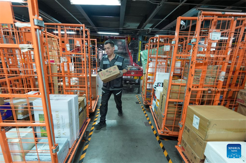En photos : les entreprises de logistique mettent les bouchées doubles pour le festival du shopping de mi-année « 618 » en Chine