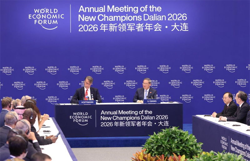 Davos d'été : le Premier ministre chinois assiste à un symposium avec des représentants d'entreprises