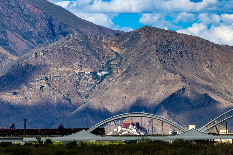 Xizang : le chemin de fer Qinghai-Xizang vu devant le palais du Potala à Lhassa