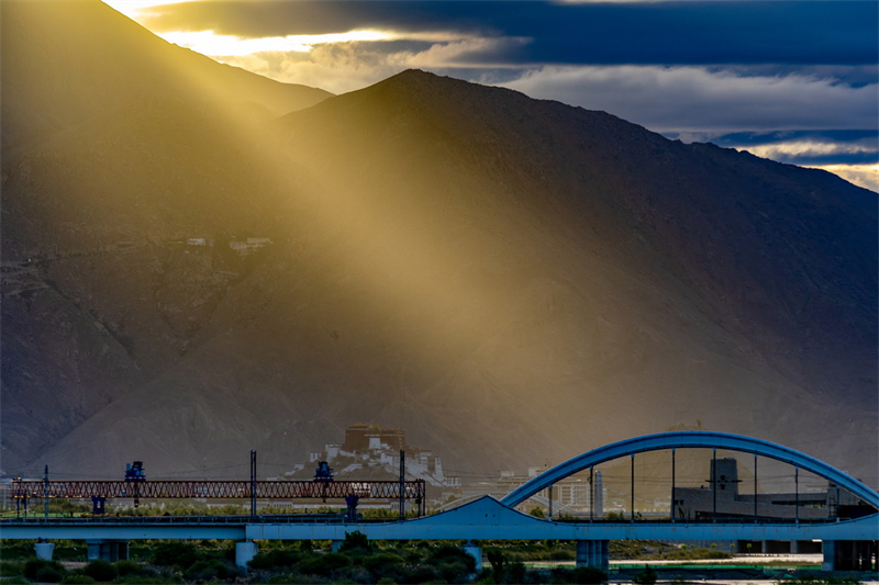 Xizang : le chemin de fer Qinghai-Xizang vu devant le palais du Potala à Lhassa