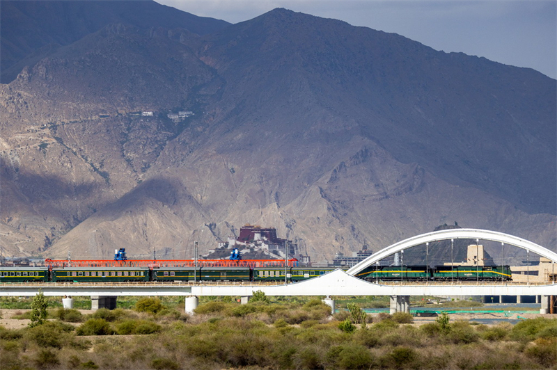Xizang : le chemin de fer Qinghai-Xizang vu devant le palais du Potala à Lhassa
