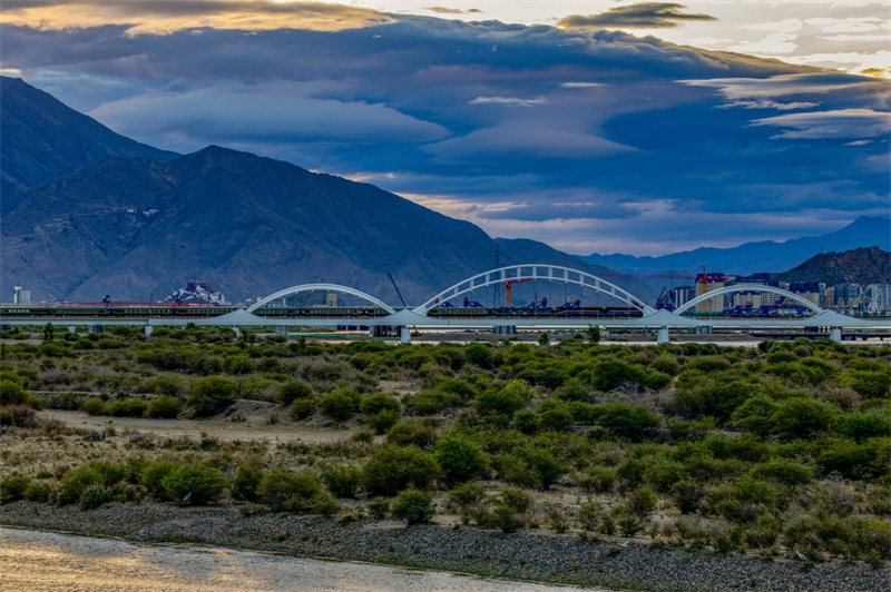 Xizang : le chemin de fer Qinghai-Xizang vu devant le palais du Potala à Lhassa