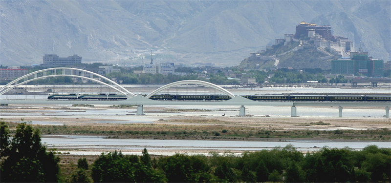 Xizang : le chemin de fer Qinghai-Xizang vu devant le palais du Potala à Lhassa