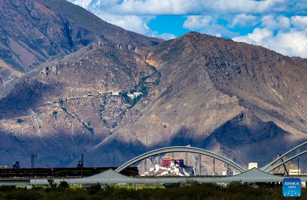 Xizang : le chemin de fer Qinghai-Xizang vu devant le palais du Potala à Lhassa