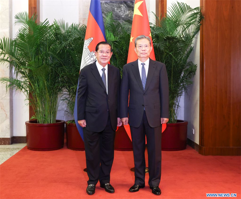 Le plus haut législateur chinois rencontre le président du Sénat du Cambodge