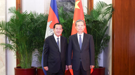 Le plus haut législateur chinois rencontre le président du Sénat du Cambodge