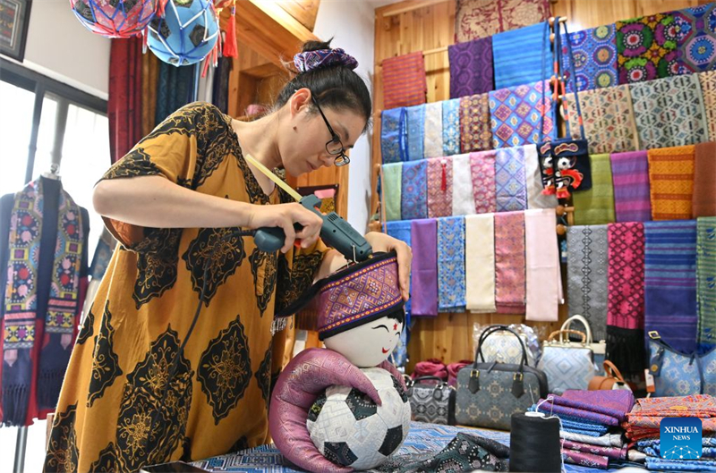 Guangxi : le tissage du brocart Zhuang ancestral prospère grâce à l'innovation