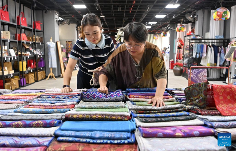 Guangxi : le tissage du brocart Zhuang ancestral prospère grâce à l'innovation