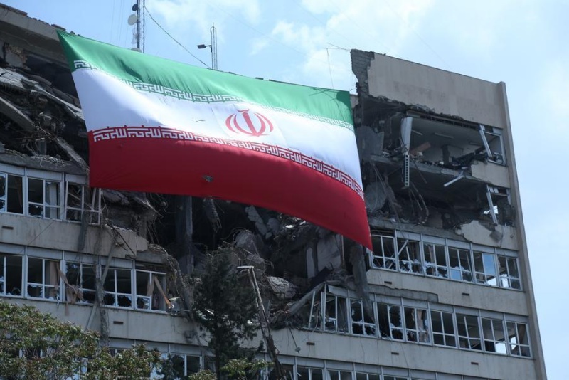 Vue d'un drapeau national iranien flottant sur un bâtiment endommagé par les attaques américano-israéliennes à Téhéran, en Iran, le 20 avril 2026. (Xinhua/Shadati)