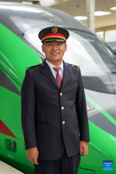 Un conducteur tibétain du train à grande vitesse Fuxing réalise son rêve d'enfant sur la voie ferrée Qinghai-Xizang