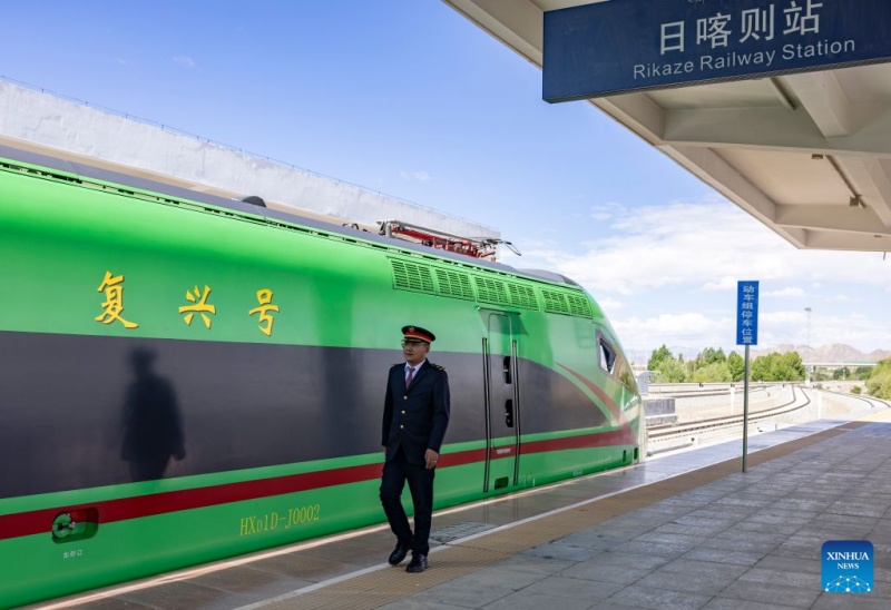 Un conducteur tibétain du train à grande vitesse Fuxing réalise son rêve d'enfant sur la voie ferrée Qinghai-Xizang