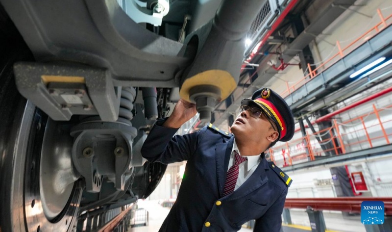 Un conducteur tibétain du train à grande vitesse Fuxing réalise son rêve d'enfant sur la voie ferrée Qinghai-Xizang