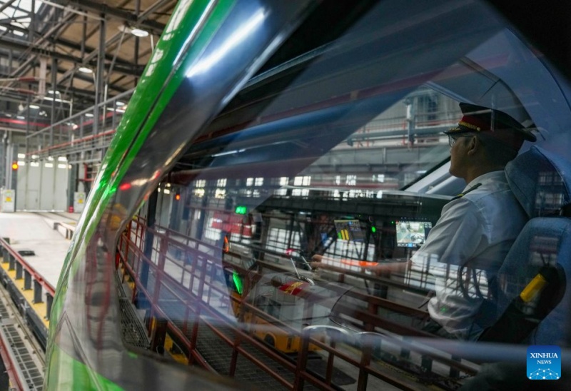 Un conducteur tibétain du train à grande vitesse Fuxing réalise son rêve d'enfant sur la voie ferrée Qinghai-Xizang