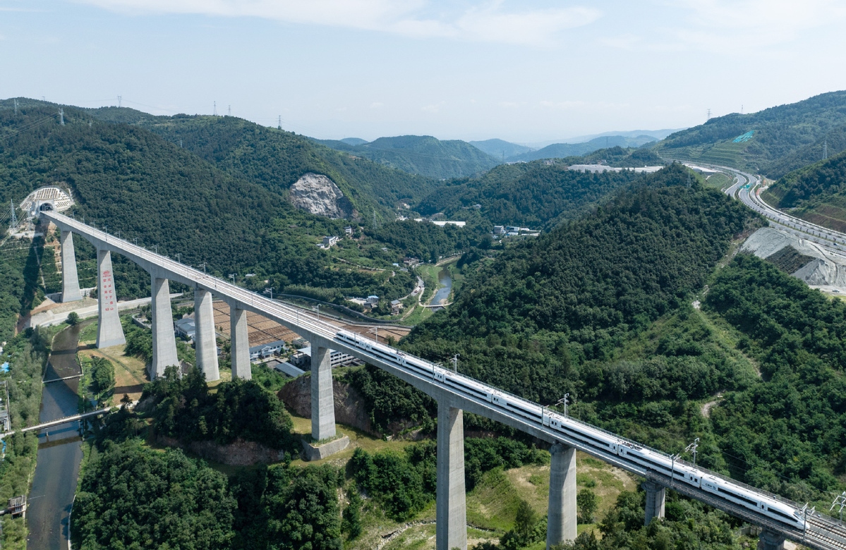 De nouveaux ponts ferroviaires à grande vitesse relient le centre et l'ouest de la Chine pour un développement coordonné