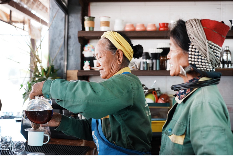 Les femmes Wa du comté de Menglian, dans la province du Yunnan (sud-ouest de la Chine), ont trouvé de nouvelles opportunités et de meilleurs revenus grâce à l'industrie croissante du café du comté. (Photo fournie par Zhao Hua)