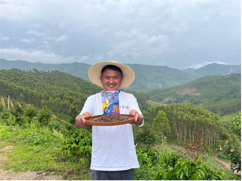 Niché dans les collines luxuriantes du comté de Menglian, dans la province chinoise du Yunnan (sud-ouest), le domaine Lizuk de Guan Yong allie écotourisme, culture du café, escapades à la campagne, expériences de dégustation et vente en ligne. Elle est devenue l'une des plantations de café phares de la région. (Kou Jie/Le Quotidien du Peuple en ligne)
